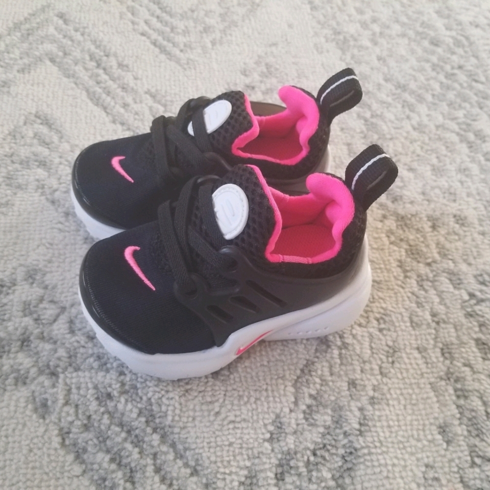 Nike baby girl size 4 black/pink Presto sneakers